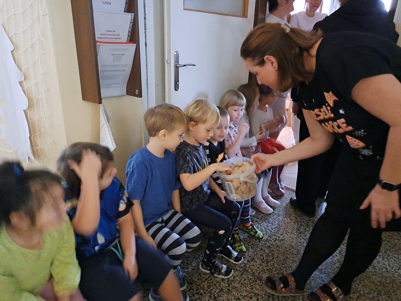 Vánoční zpívání na schodech