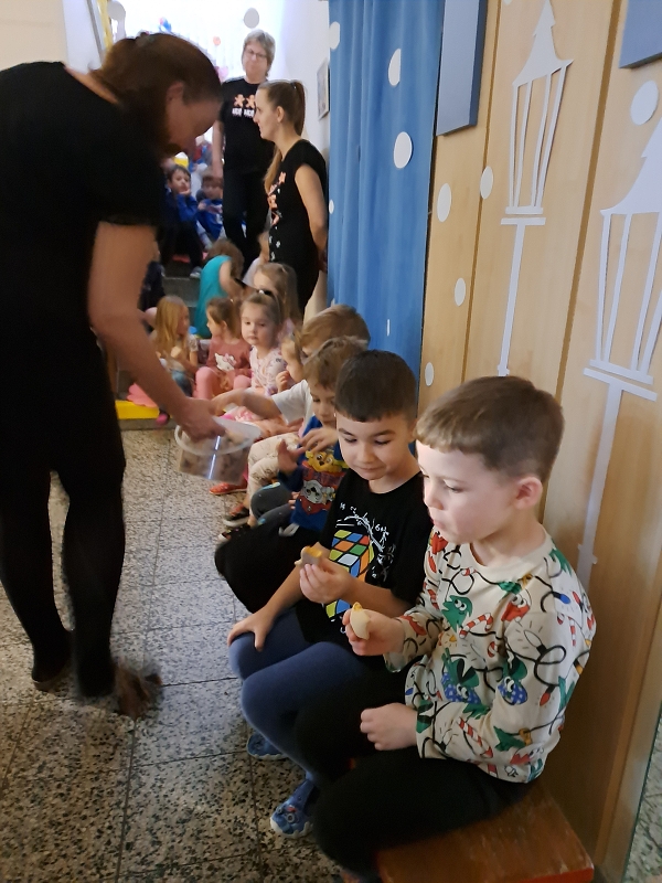 Vánoční zpívání na schodech