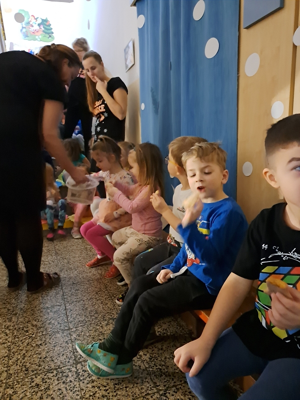 Vánoční zpívání na schodech