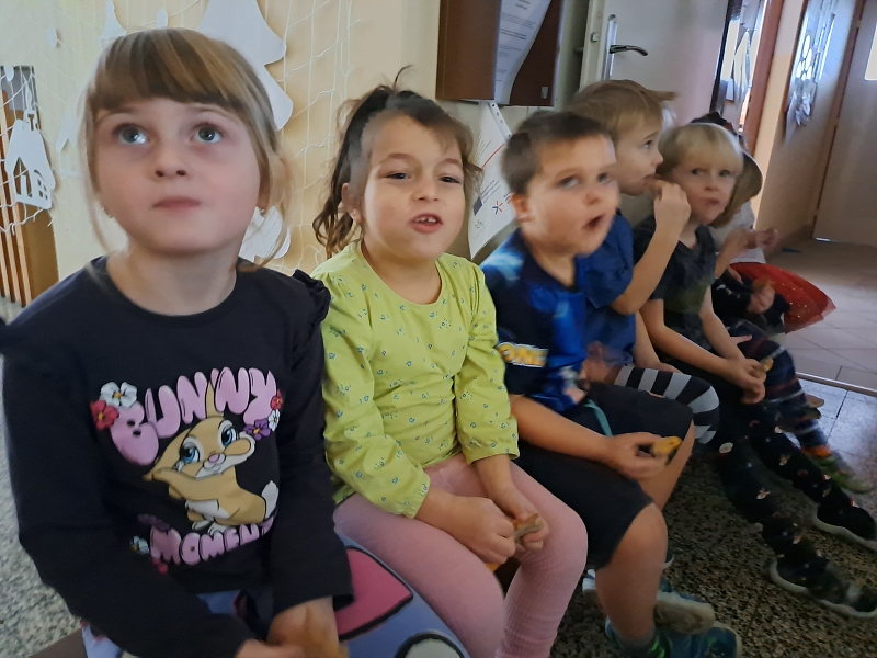 Vánoční zpívání na schodech