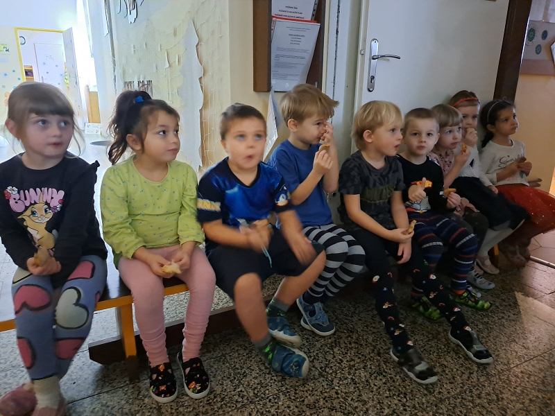 Vánoční zpívání na schodech