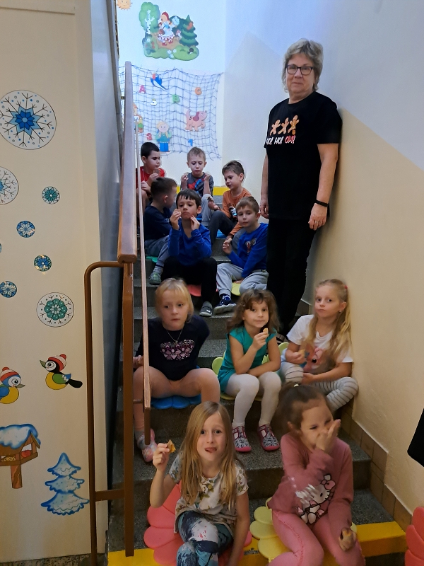 Vánoční zpívání na schodech