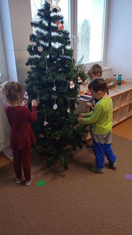 Zdobení stromečku v Opičkách
