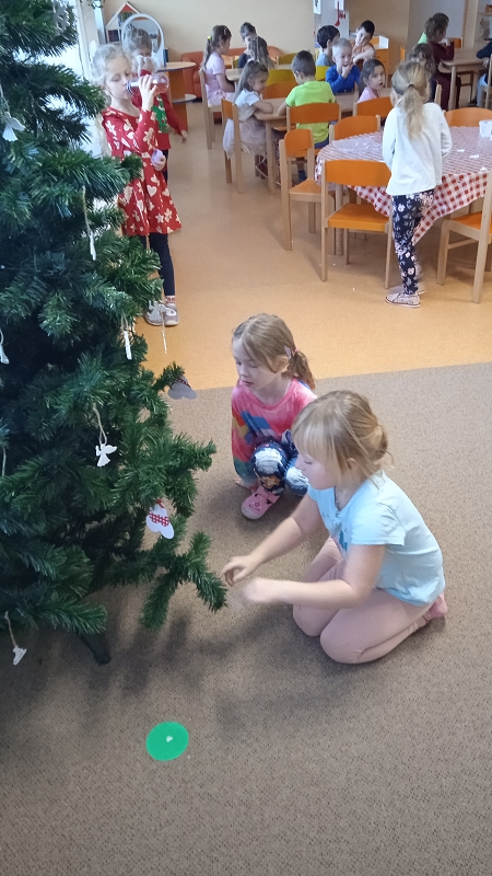 Zdobení stromečku v Opičkách