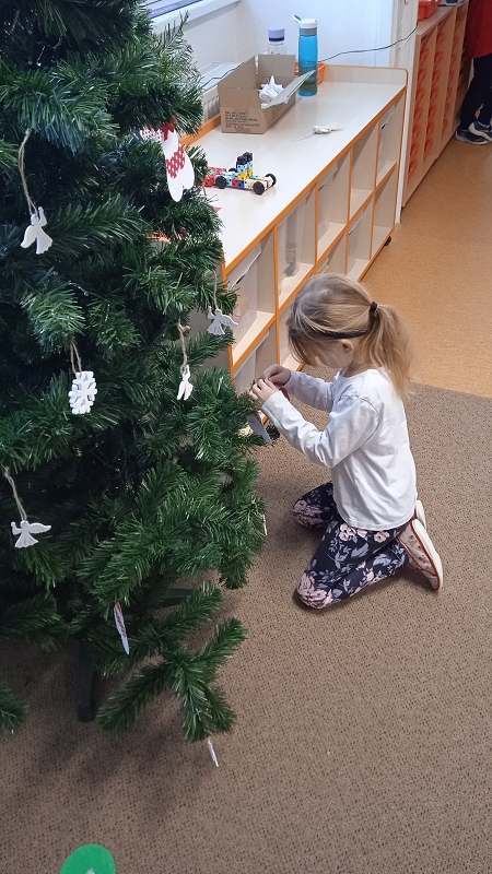 Zdobení stromečku v Opičkách