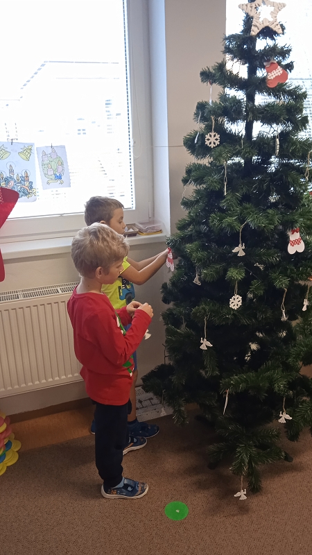 Zdobení stromečku v Opičkách