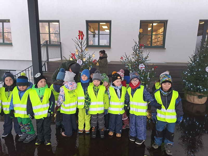 Zdobení vánočního stromečku v amfiteátru 