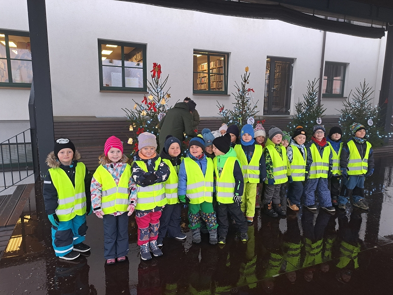 Zdobení vánočního stromečku v amfiteátru 