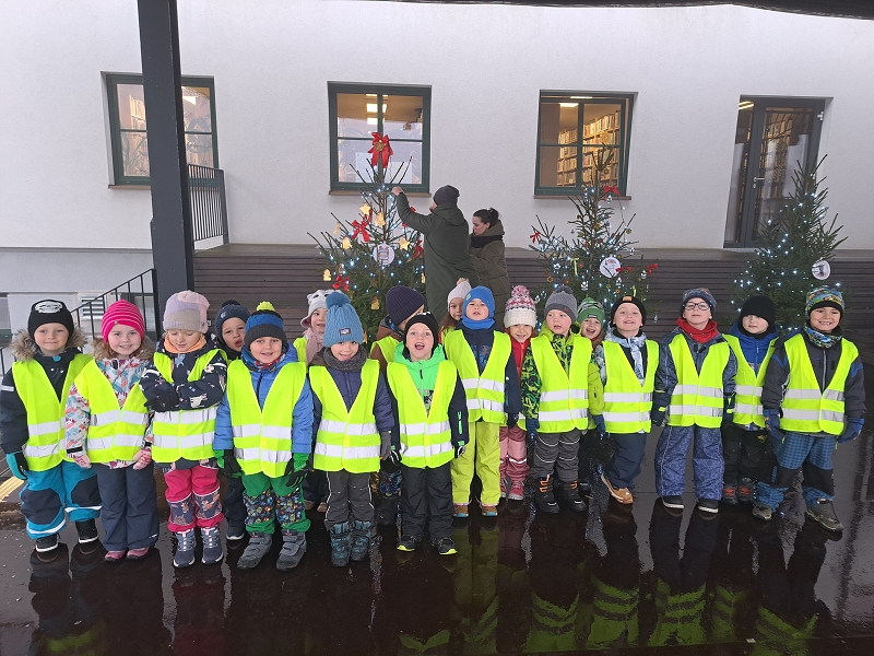 Zdobení vánočního stromečku v amfiteátru 