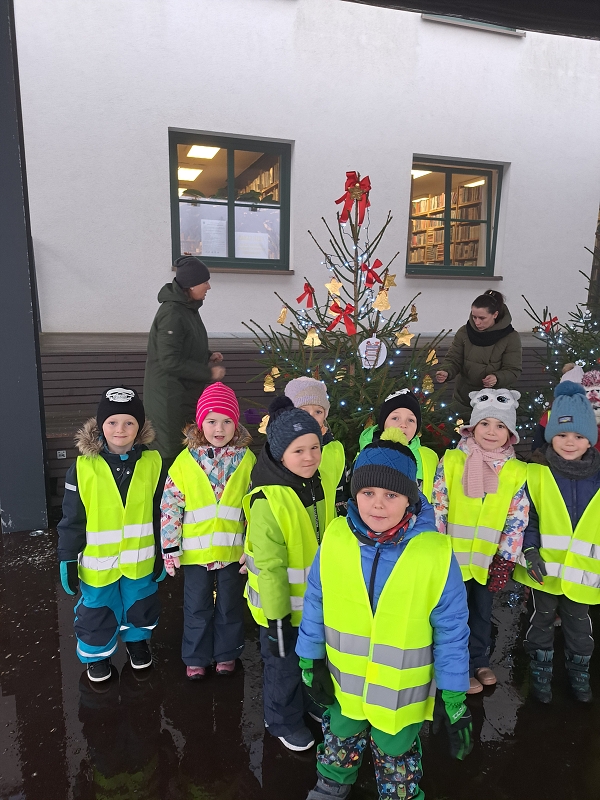 Zdobení vánočního stromečku v amfiteátru 