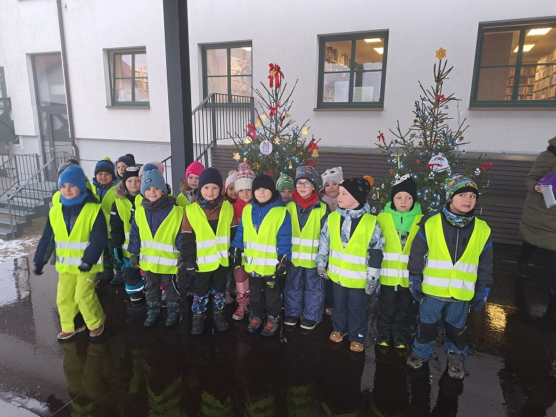 Zdobení vánočního stromečku v amfiteátru 