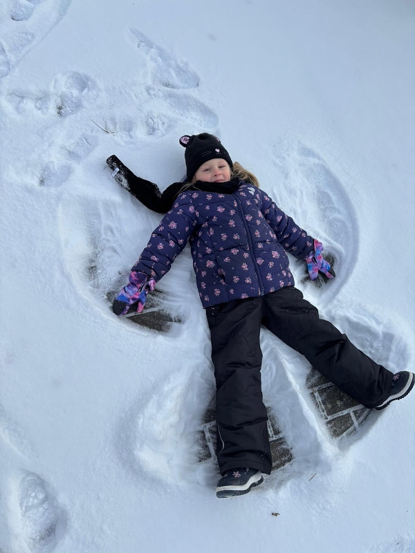 Kočičky dělají andělíčky ve sněhu