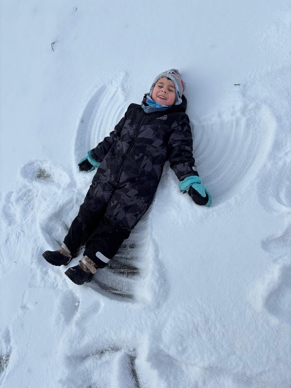 Kočičky dělají andělíčky ve sněhu