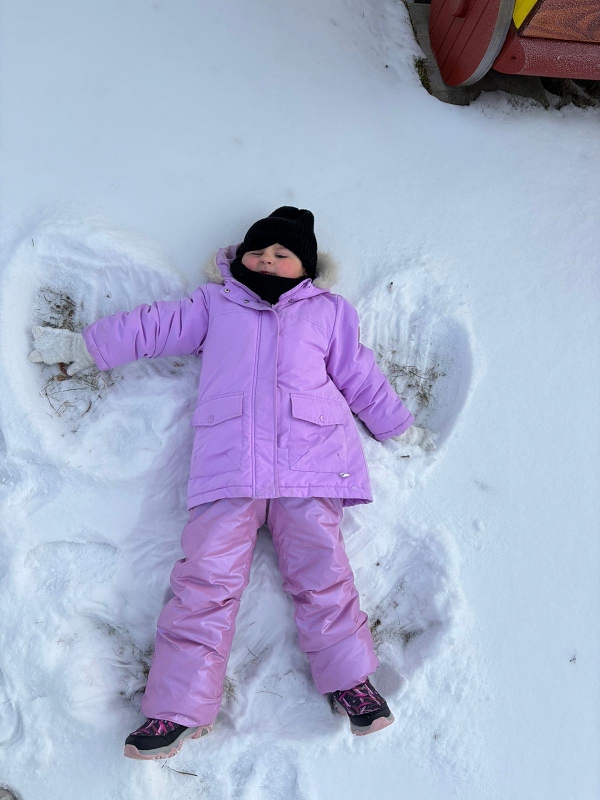 Kočičky dělají andělíčky ve sněhu