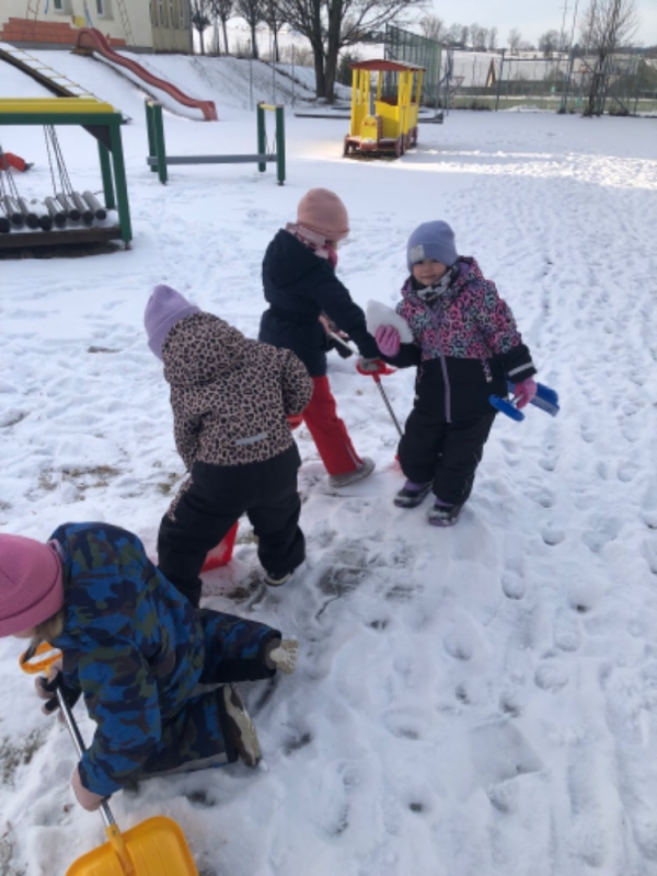 Hrátky na sněhu - Opičky