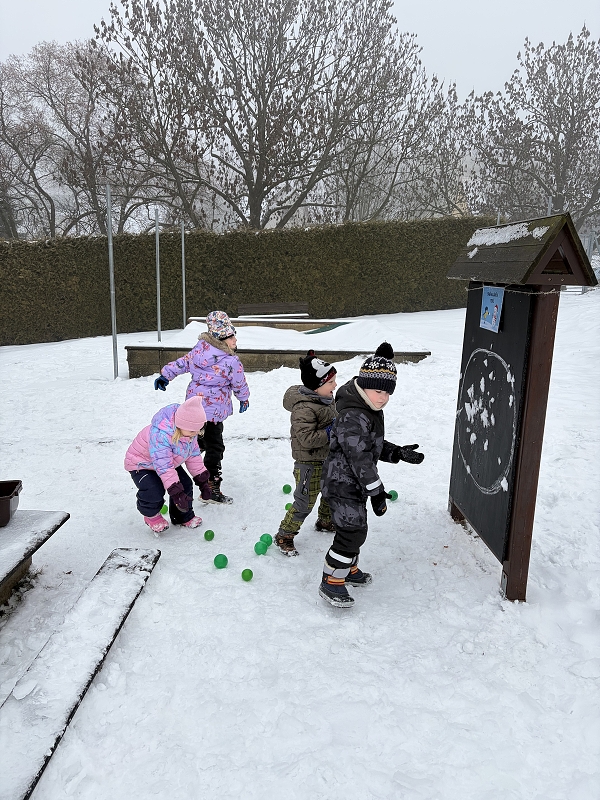 Kočičky na zimní školkiádě