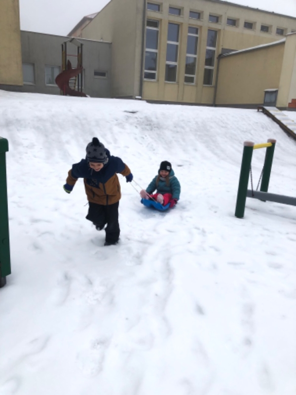 Opičky a zimní školkiáda