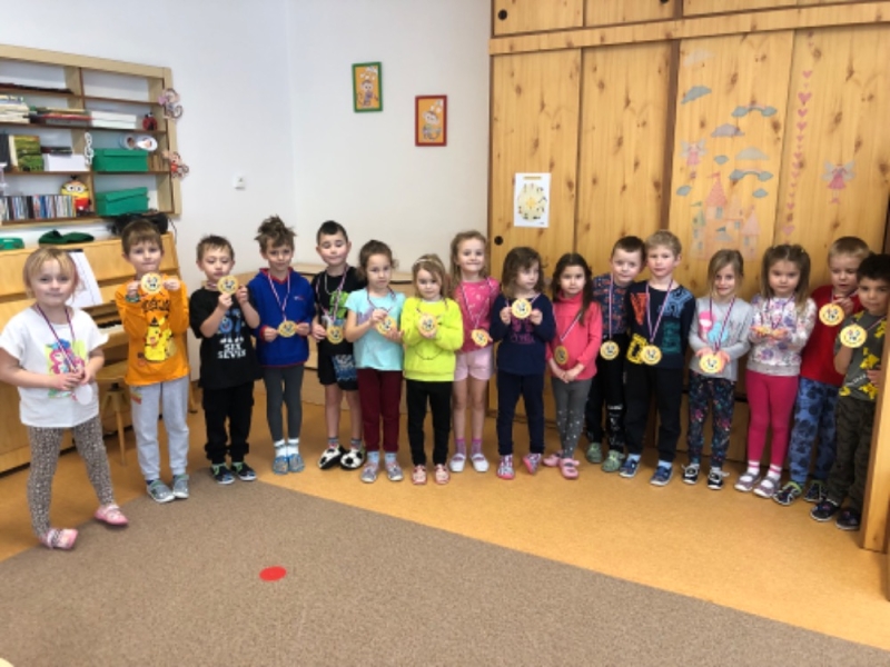 Opičky a zimní školkiáda