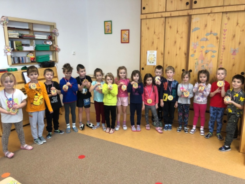 Opičky a zimní školkiáda