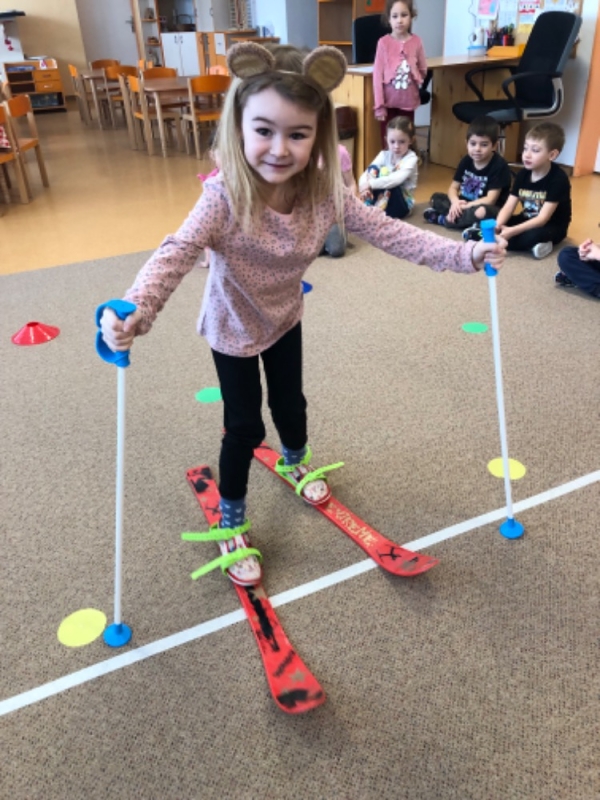 Opičky a zimní školkiáda