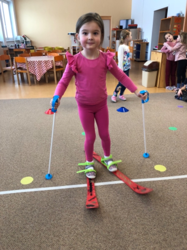 Opičky a zimní školkiáda