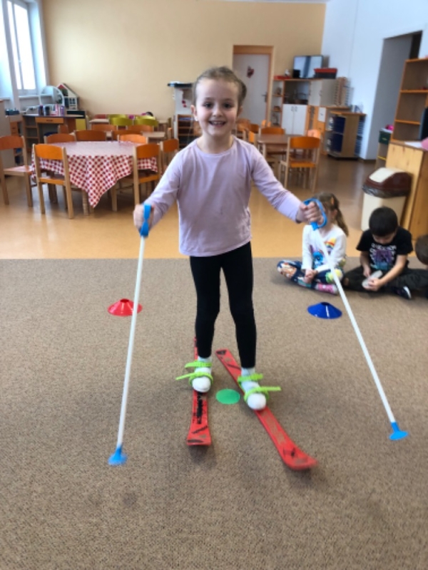 Opičky a zimní školkiáda