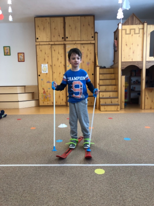 Opičky a zimní školkiáda