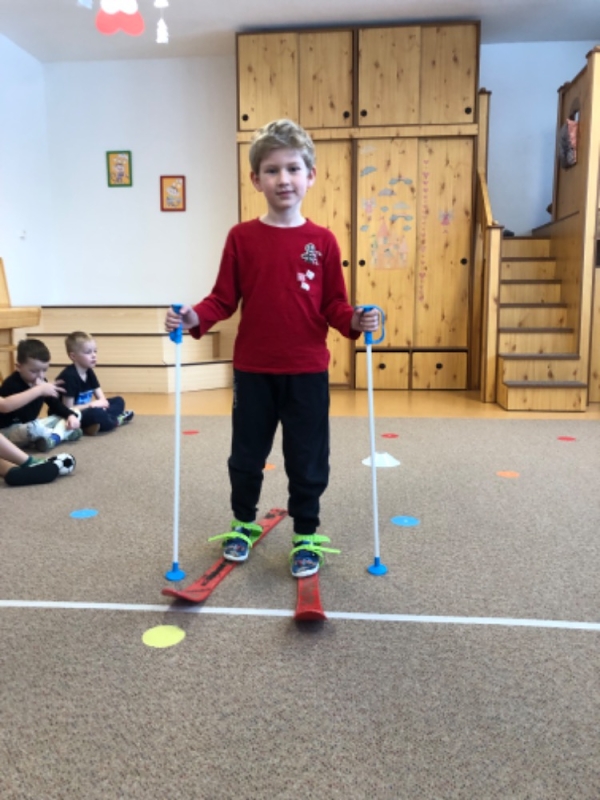 Opičky a zimní školkiáda