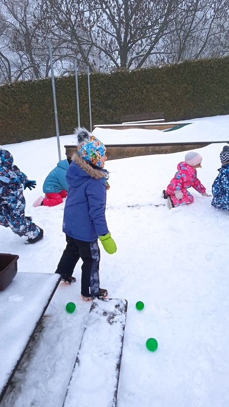 Opičky a zimní školkiáda