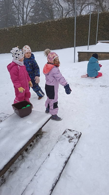 Opičky a zimní školkiáda