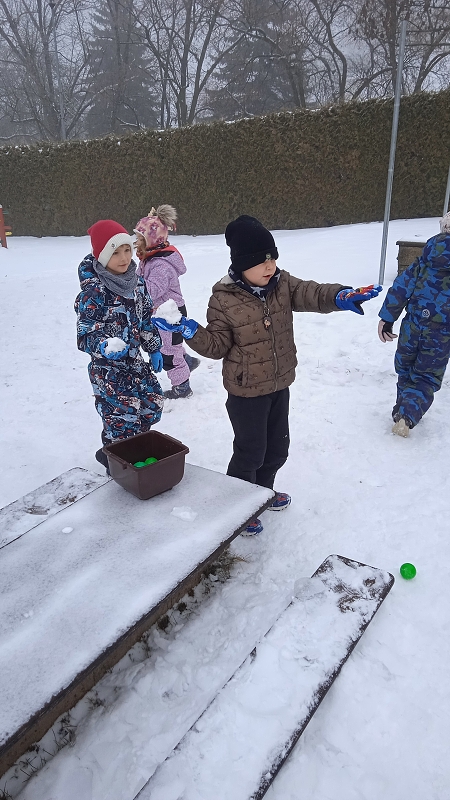 Opičky a zimní školkiáda