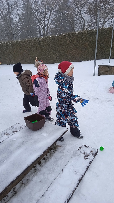 Opičky a zimní školkiáda