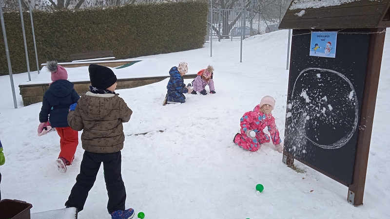 Opičky a zimní školkiáda