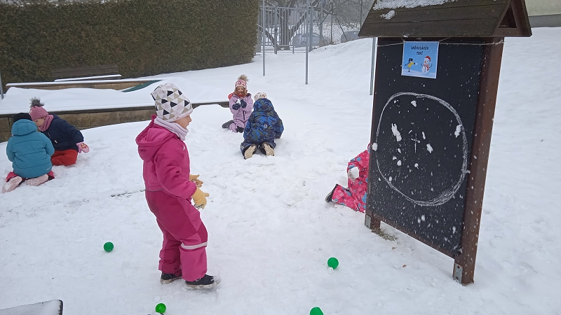 Opičky a zimní školkiáda