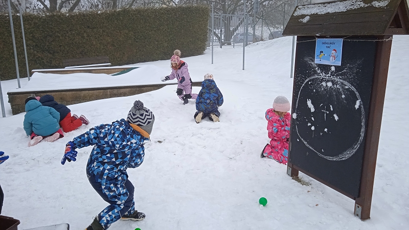 Opičky a zimní školkiáda