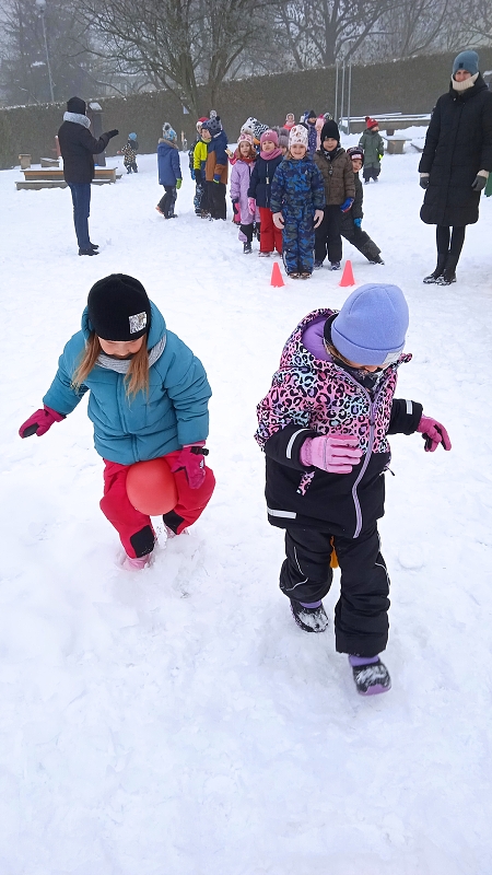 Opičky a zimní školkiáda