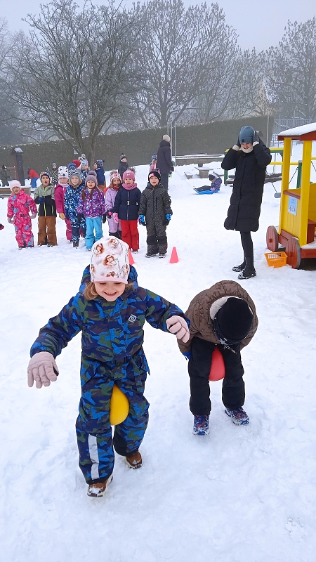 Opičky a zimní školkiáda