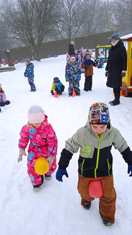 Opičky a zimní školkiáda
