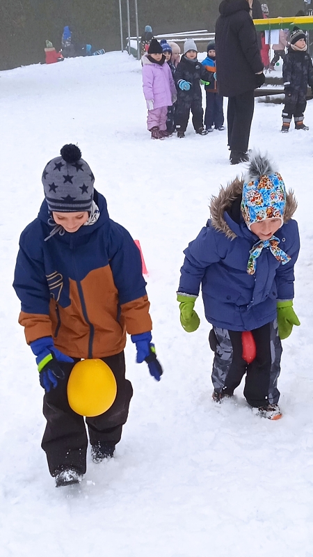 Opičky a zimní školkiáda
