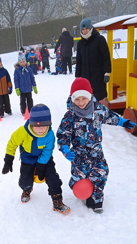 Opičky a zimní školkiáda