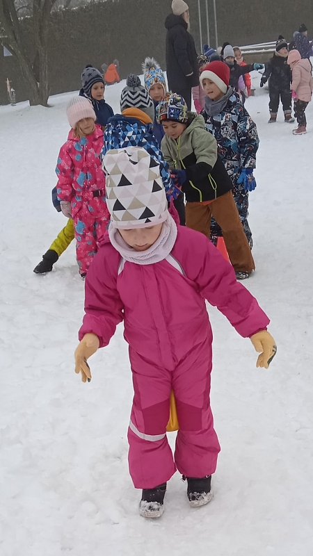 Opičky a zimní školkiáda