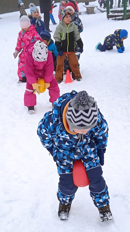 Opičky a zimní školkiáda