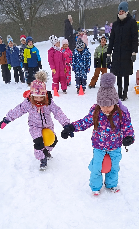 Opičky a zimní školkiáda