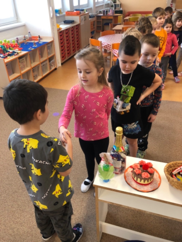 Opičky slaví narozeniny