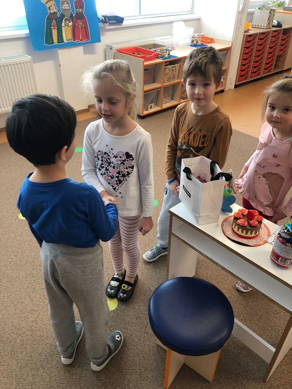 Opičky slaví narozeniny