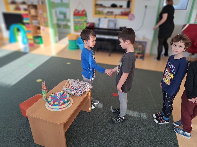 Děti ze třídy Veverek slaví