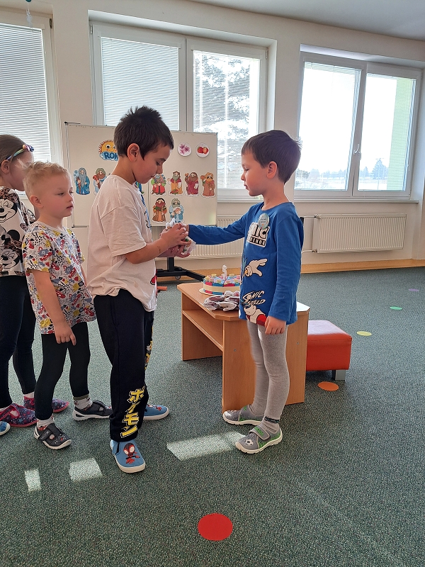 Děti ze třídy Veverek slaví