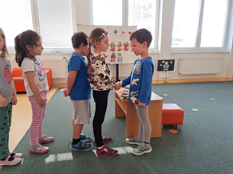 Děti ze třídy Veverek slaví