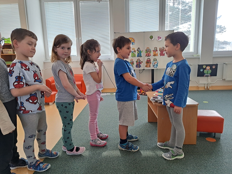 Děti ze třídy Veverek slaví