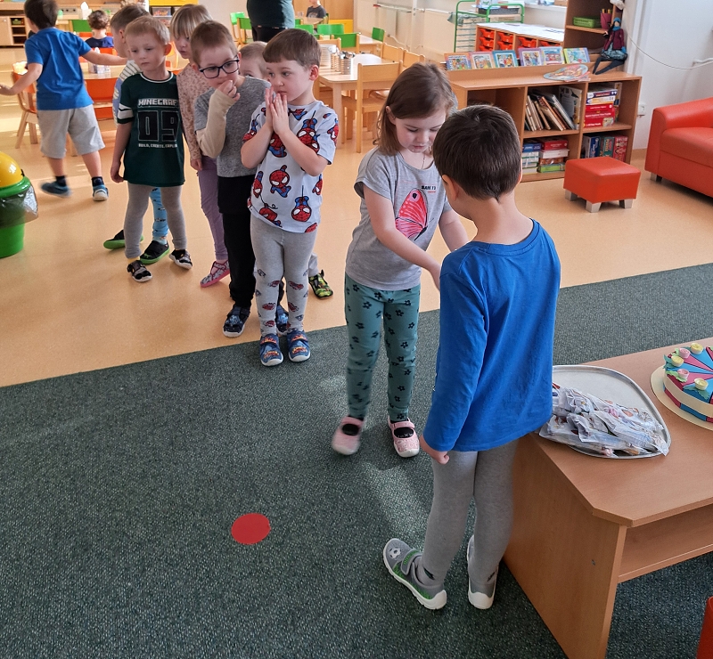 Děti ze třídy Veverek slaví